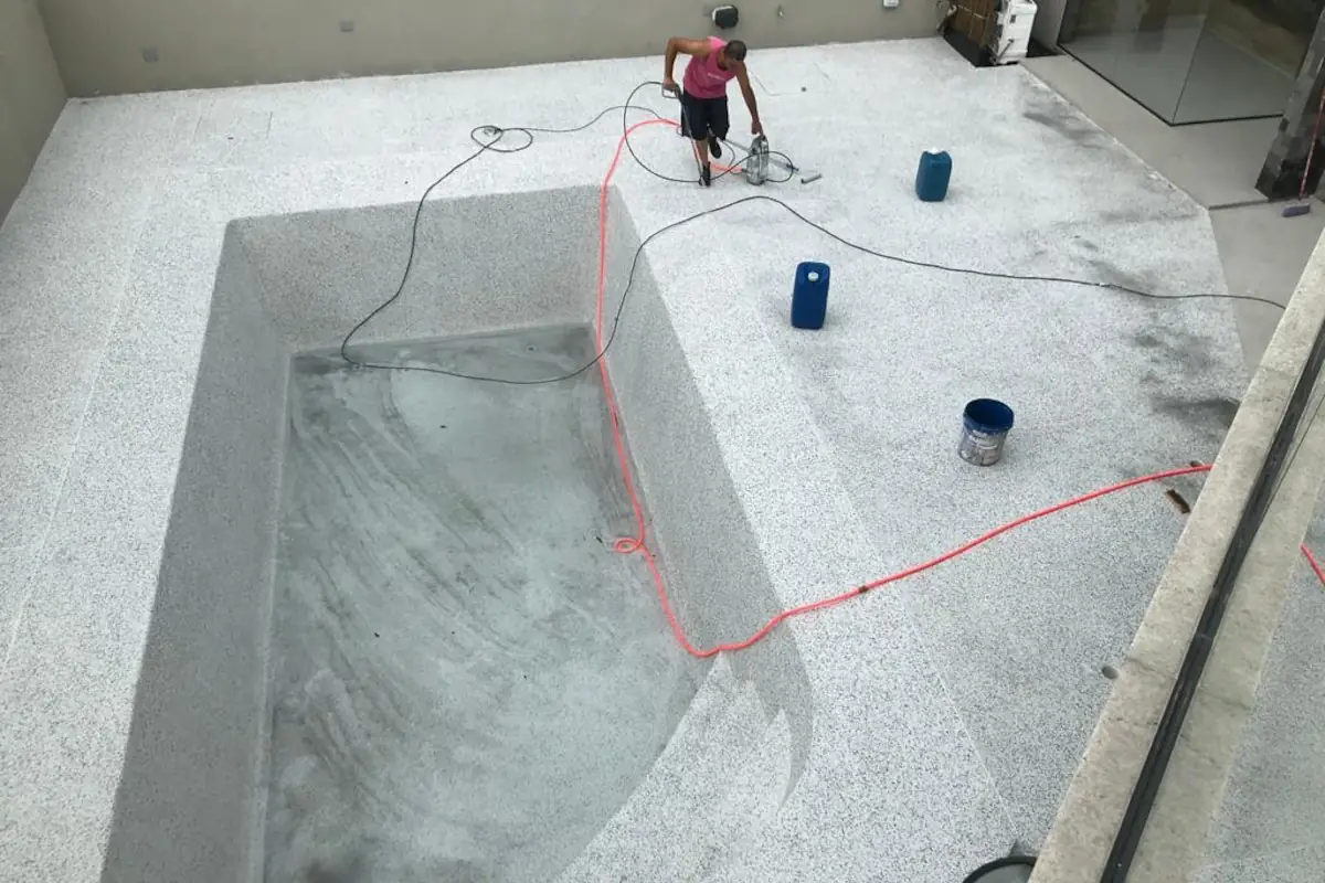 Revestimento, prainha e piso externo em fulget na Riviera de São Lourenço